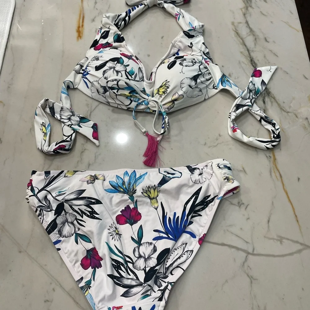 Bikini - Picture 2 of 3